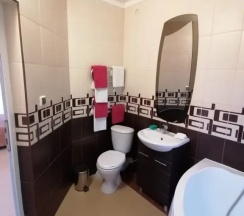 Двухместный полулюкс Мансарда с балконом и с красивым видом из окна двуспальная кровать в Тихий домик