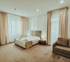 Двухместный полулюкс с видом на горы двуспальная кровать в Нарт