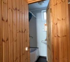 Коттедж c 1 комнатой с балконом и с красивым видом из окна в Нэла