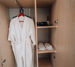 Первая категория (с балконом, вид на озеро, раздельные кровати) в Вилла Вальмонт