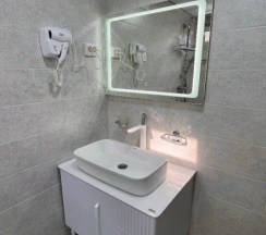 Двухместный коттедж с красивым видом из окна двуспальная кровать в Elki Domiki