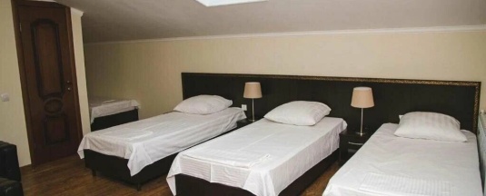Четырехместный эконом ( четырехместный номер с четырьмя отдельными 1,5 спальными кроватями ) в Sамвилла
