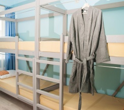 Кровать в 8-местном общем мужском номере Синий в Эко