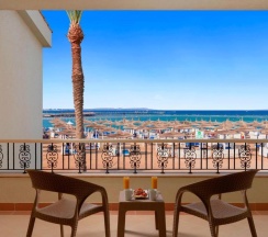 Двухместный номер Superior с видом на море двуспальная кровать в Pickalbatros Dana Beach Resort - Hurghada
