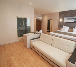 Номер-студио с кроватью "king-size" и видом на озеро в F911