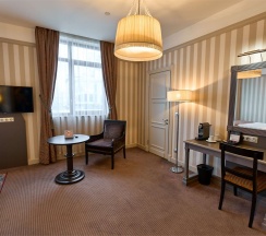 Номер Classic Superior с двуспальной кроватью и кофемашиной в Mercure Арбат