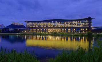 Двухместный номер Classic с балконом и с видом на реку двуспальная кровать в Minsk Marriott Hotel