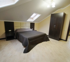 Четырёхместный люкс Мансарда с видом на горы в Елена