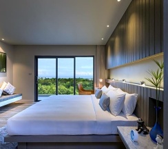 Одноместный номер Premier с балконом и с видом на океан двуспальная кровать в Hotel Ikon Phuket