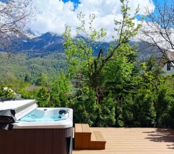 Семейный коттедж с балконом и с красивым видом из окна в Калайчев двор