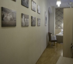 Люкс | Балерина (2+1) с высокой кроватью (180 см)  и односпальным диванчиком в Veneta rooms guesthouse