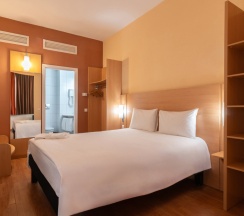 Двухместный номер Luxury с видом на город двуспальная кровать в Отель Ibis Астана