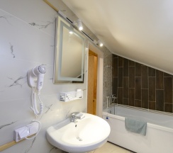 Номер в избе с 3 комнатами с балконом и с красивым видом из окна в Вкс