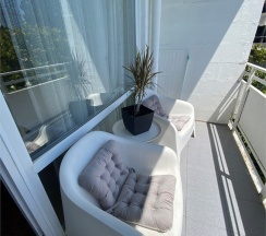 Трехместный номер стандарт с открытым балконом и боковым видом на море в Joy apartments