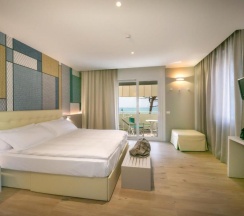 Двухместный номер Standard с видом на море двуспальная кровать в Hotel Le Lampare