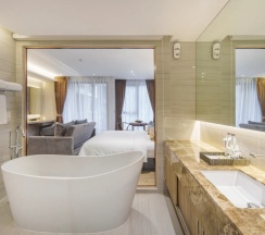 Двухместный номер Deluxe с видом на бассейн двуспальная кровать в The Marin Phuket