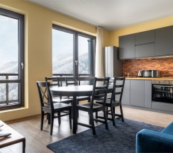 Улучшенные апартаменты с 2 спальнями  ( одна двуспальная кровать и две односпальные) в Skypark