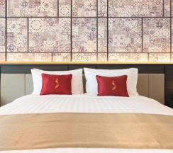 Двухместный номер Deluxe с видом на горы двуспальная кровать в Ramada Plaza by Wyndham Chao Fah
