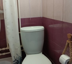 Небольшой двухместный номер с 1 кроватью и душем и телевизором в Арт Галактика