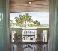 Двухместный номер Deluxe с видом на море двуспальная кровать в Baan Sailom Resort