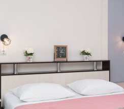 Комната в нежных тонах с двуспальной кроватью. в Star home