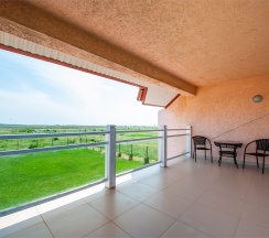 Семейный номер на трех-четырех гостей с большой террасой и видом во двор (корпус К) в Оптимист