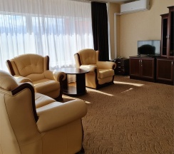 Двухкомнатный панорамный номер с одной общей кроватью в Балтика