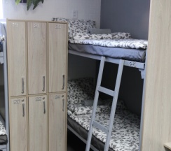 Спальное место на двухъярусной кровати в общем номере для мужчин в Okayhostel