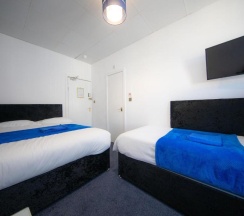 Трёхместный номер Economy в The Adonis Hotel