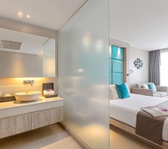 Двухместный номер Deluxe с видом на море двуспальная кровать в Cape Sienna Gourmet Hotel & Villas