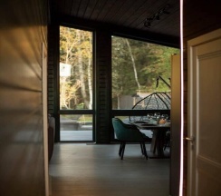 Большой дом Форест с чаном в окружении леса в Timeless