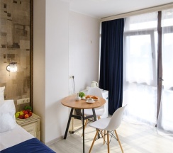 Комфорт Панорамный с балконом и видом на город,  2-х местный с дополнительным местом в Амбассадор