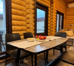 Коттедж с балконом и с красивым видом из окна в Domik_05