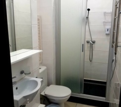 Кровать в мужском трехместном смежном номере (+WC) в Танский