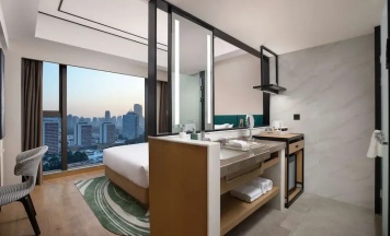 Двухместный номер Standard с видом на озеро двуспальная кровать в Hilton Garden Inn Xiamen Bailuzhou Park