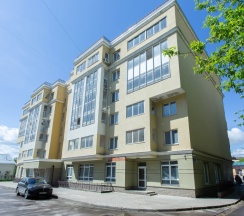 Двухместные апартаменты с 2 комнатами с балконом и с видом на город (двуспальная кровать) в Апартаменты 2-х комнатные в экостиле в центре