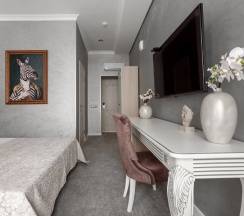 Улучшенный номер с кроватью размера "Queen-size" в Боголюбский