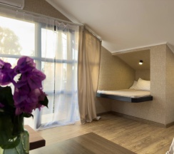 Трёхместный номер Супериор Плюс c 1 комнатой с балконом и с красивым видом из окна в Aimara