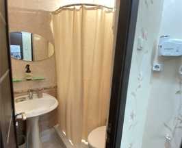 Трехместный номер с раздельными кроватями, открытым балконом и боковым видом на мореоре в Joy apartments