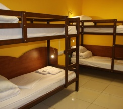 Кровать в общем номере в Добрый кот