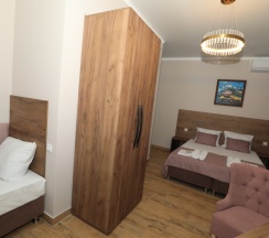 Трёхместный номер Superior с балконом и с красивым видом из окна в Аскьала