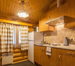 Коттедж стандарт с 2 односпальными и 1 двуспальной кроватью в На ладони