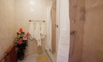 Кровать в шестиместном номере в New Day