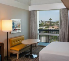 Двухместный номер корпус 1 с видом на город (2 отдельные кровати) в Howard Johnson by Wyndham Anaheim Hotel and Water Playground