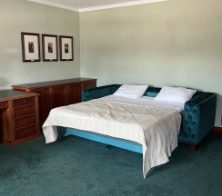 10. Однокомнатный номер "Кабинет писателя", с видом на Монастырскую площадь в Боровница