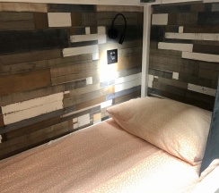 Кровать в общем 6-местном номере для мужчин и женщин в Рокет