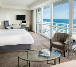 Четырёхместный полулюкс с балконом и oceanfront в Fontainebleau Miami Beach