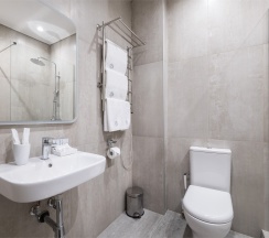 Семейный Полулюкс с 1 двуспальной и 1 односпальной кроватями в Ka Royal Hotel Boutique