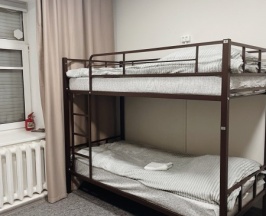 Кровать в мужском 6-местном номере в Moss hotel