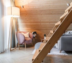 Розовый А-фрейм с купелью в окружении леса в Timeless